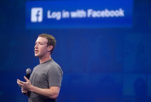 Mark Zuckerberg, Ceo e founder di Facebook con microfono in mano ad una conferenza