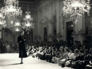 Una sfilata nella Sala Bianca di Pitti, 1953 